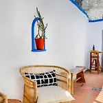 Backup-Powered Art Deco Cottage In De Waterkant