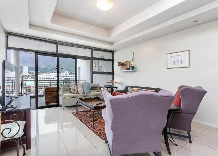 Cosy 2-Bedroom Apartment With Table Mountain Views