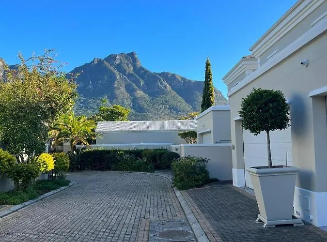 Elgin Townhouse-Excellent Location