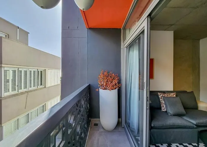 Secure Elegant Apartment Near Sea Point