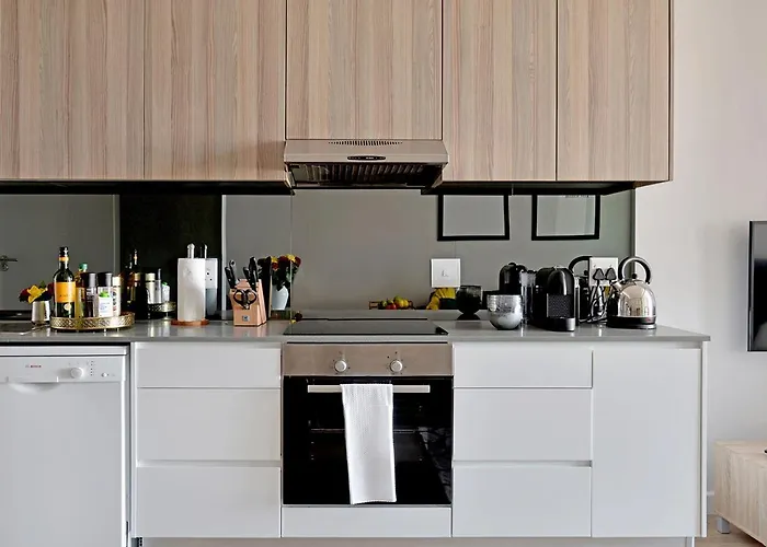 Margot - Luxury Apartment, City, Ocean & Mountain Views!