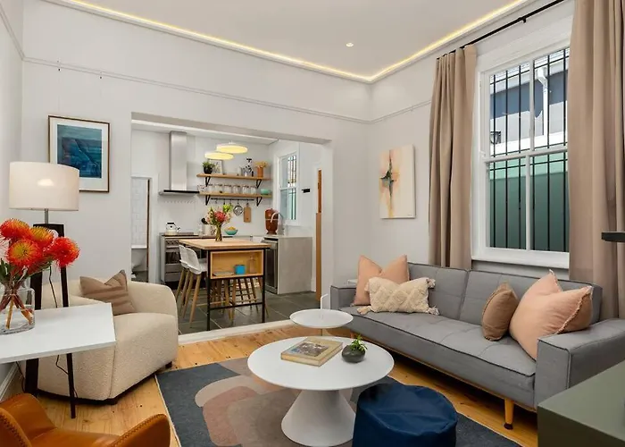 Trendy Heritage Home In Woodstock