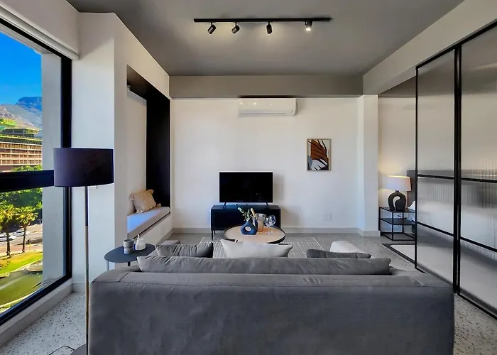 Couples Retreat In Heart Of City-Wifi-Pool