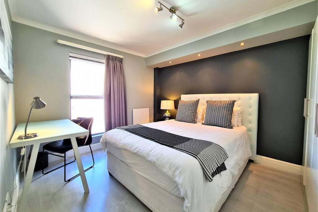 Apartment Modern & Secure 3 Bedroom Cape Town