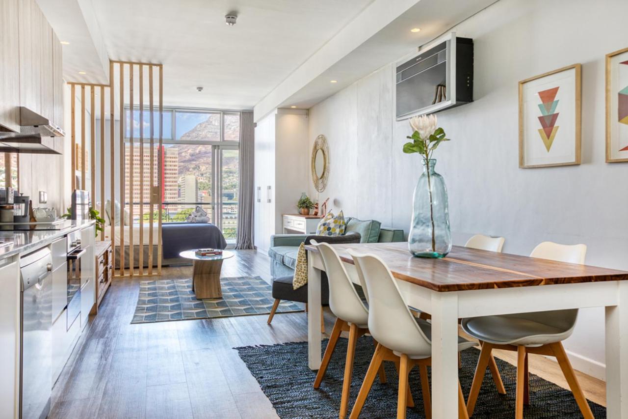 Elegant Modern Near Table Mountain Apartment *
