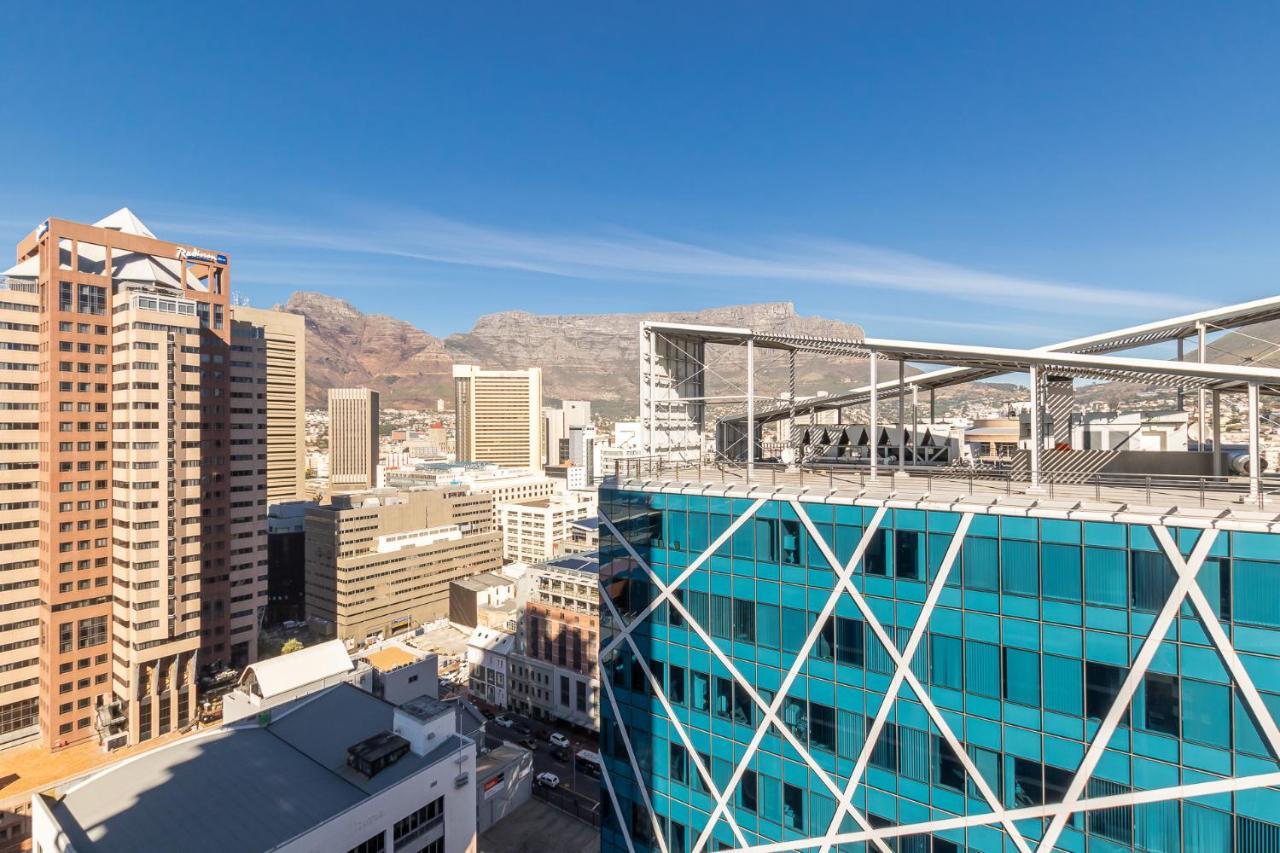 Modern Sanctuary In The Heart Of Cbd W Pool, Outdoor Gym Apartment
