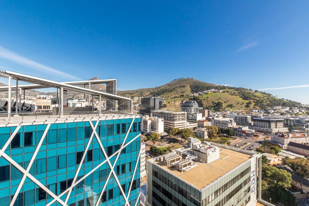 Modern Sanctuary In The Heart Of Cbd W Pool, Outdoor Gym *