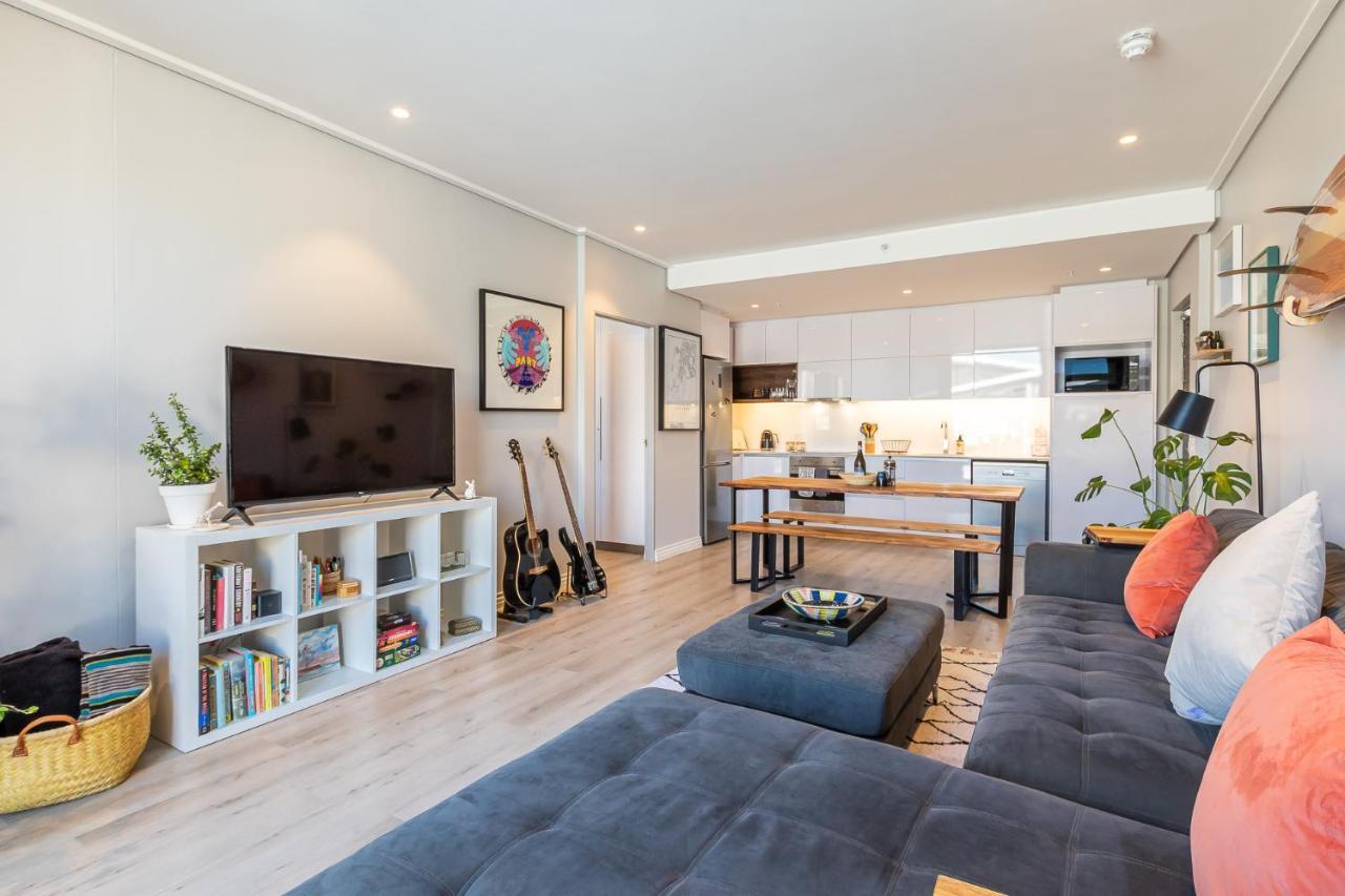 Modern Sanctuary In The Heart Of Cbd W Pool, Outdoor Gym Apartment *