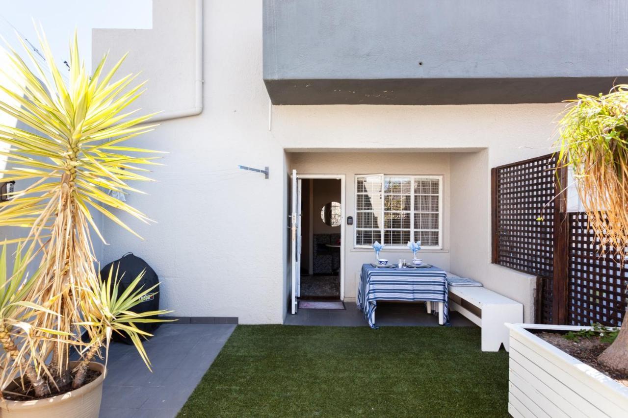 Stunning Studio With Garden & Parking In Sunny Sea Point Cape Town