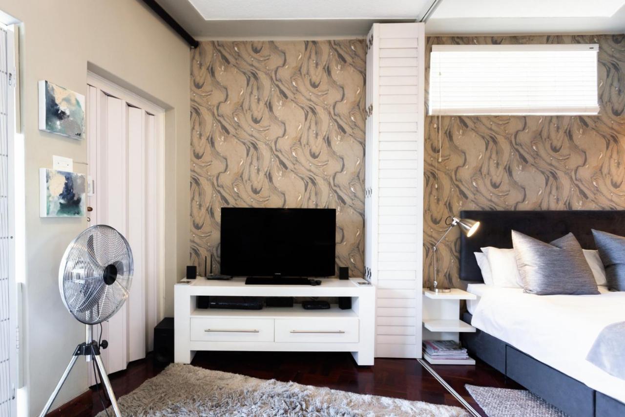 Stunning Studio With Garden & Parking In Sunny Sea Point