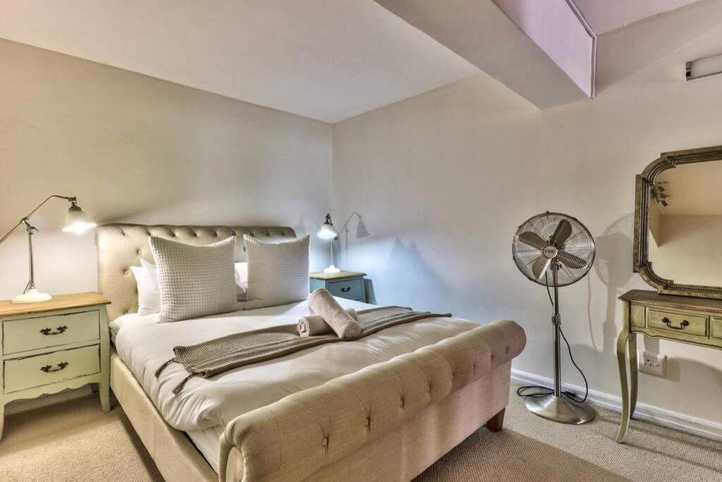 Couples Retreat, Bar, Library, 24 Hour Security *