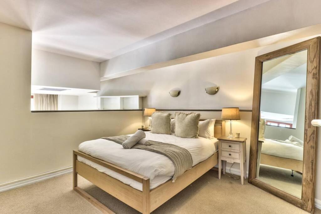 Couples Retreat, Bar, Library, 24 Hour Security Holiday home Cape Town