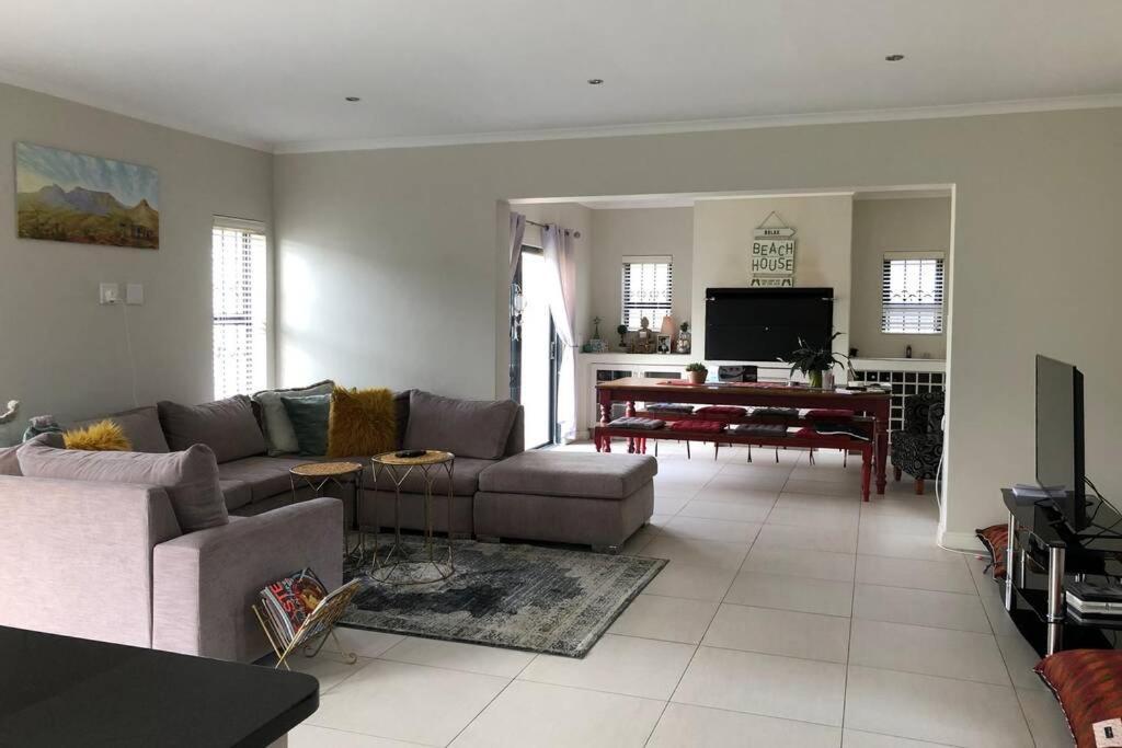 Feel@home - Bloubergstrand Cape Town