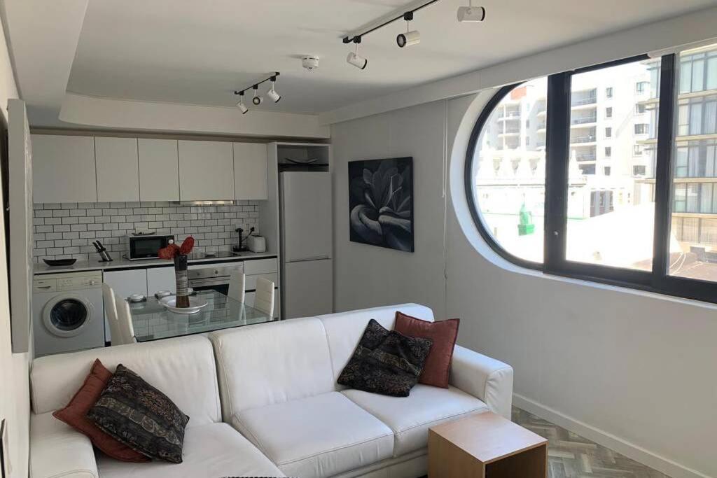 Minimalist Beauty Walk To Restaurants And Shops Apartment *