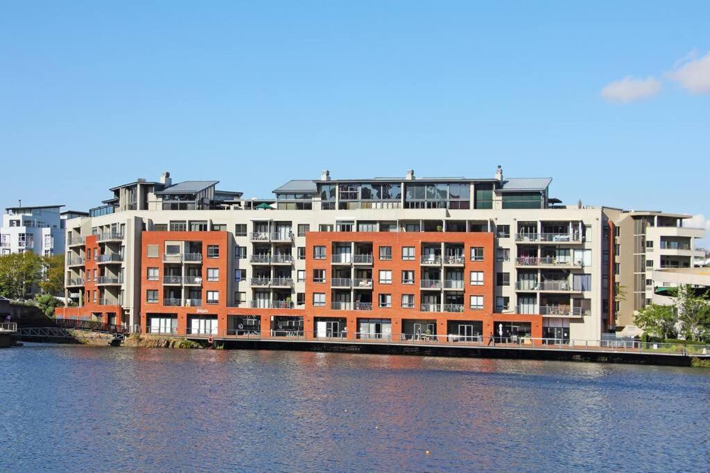 Elgene's Getaway Waterfront Views + Terrace Apartment *