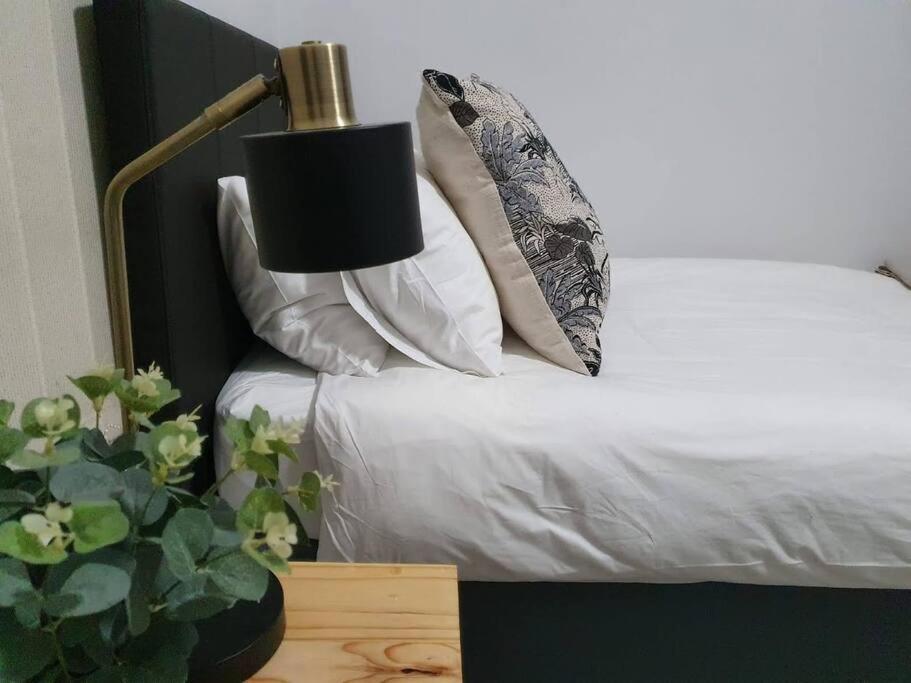 Elgene's Getaway Waterfront Views + Terrace Apartment