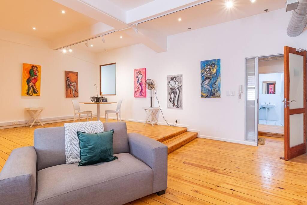 Unique Joined/separate Family Living- Heart Of Apartment *