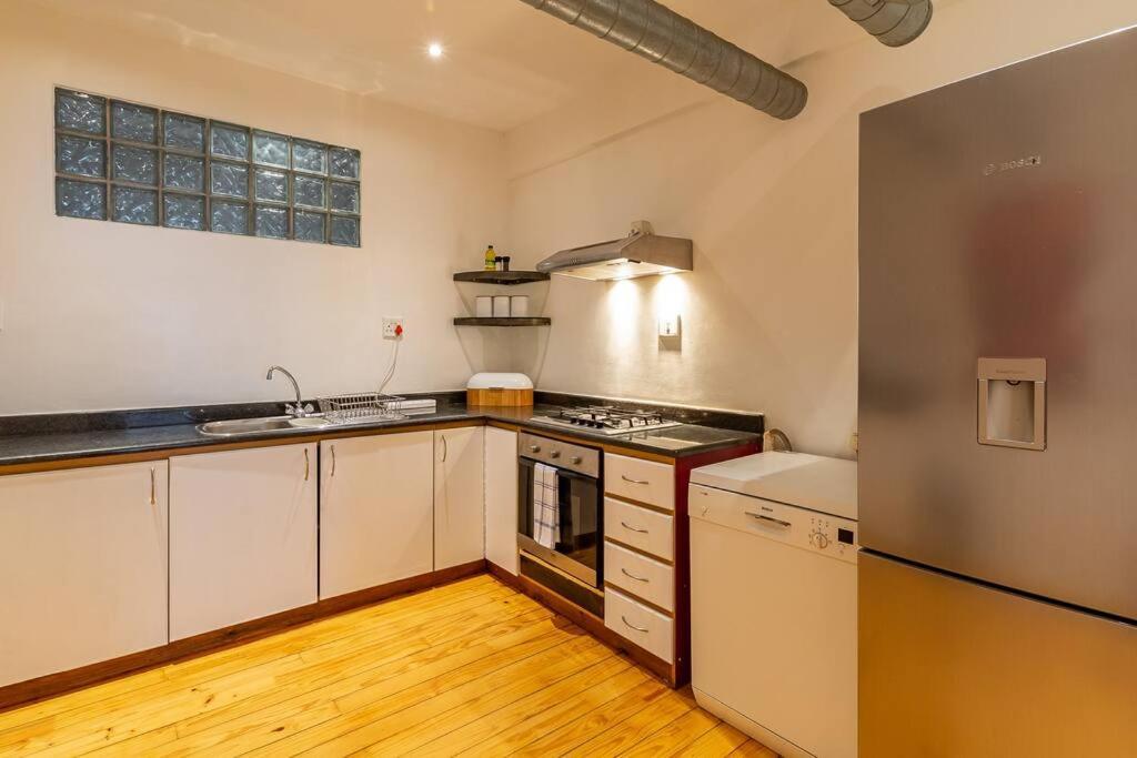 Unique Joined/separate Family Living- Heart Of Apartment