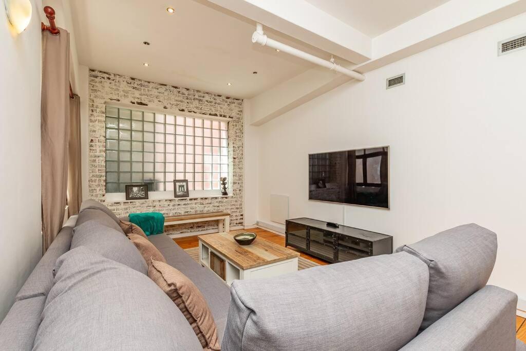 Unique Joined/separate Family Living- Heart Of Apartment