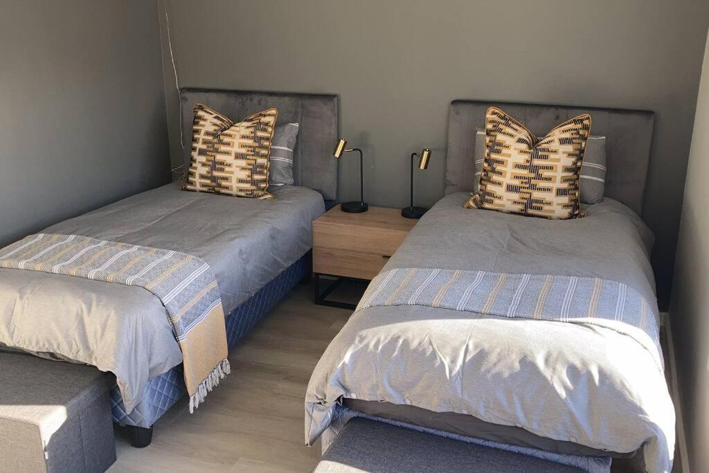 Cheerful 2 Bedroomed Townhouse With Patio Apartment Cape Town