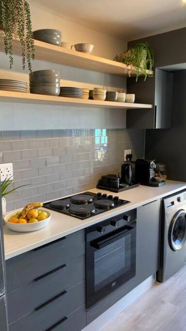 Cheerful 2 Bedroomed Townhouse With Patio Apartment *
