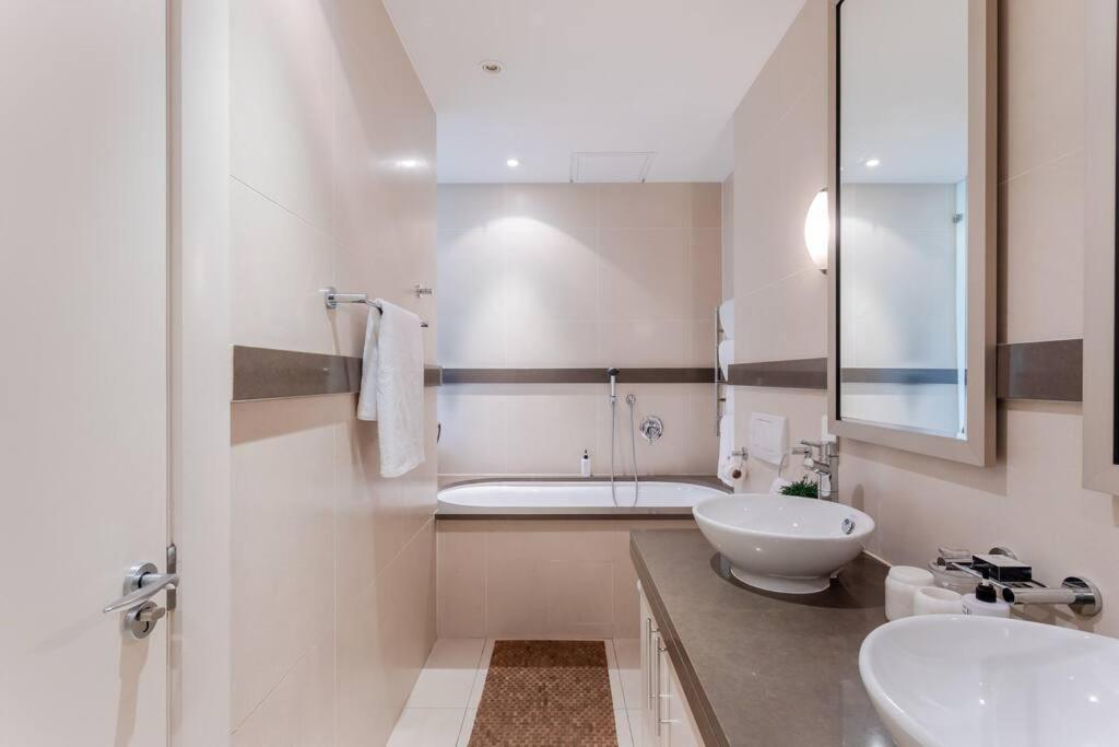 Outstanding V&a Marina Waterfront Apartment *