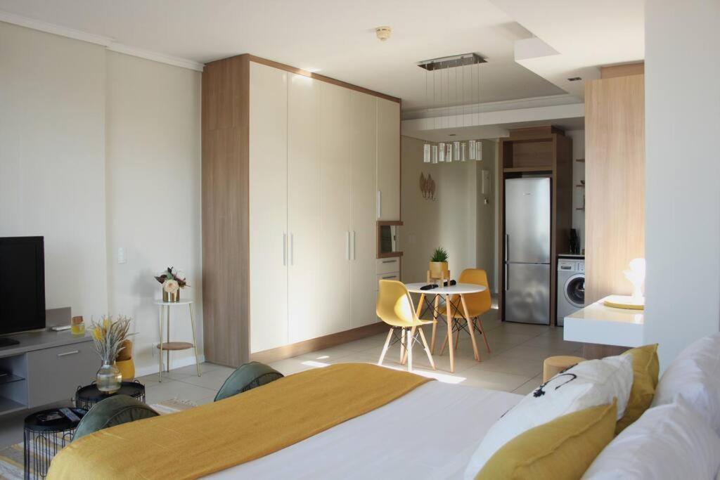 The Crystal Towers One-bedroom Studio Apartment Cape Town