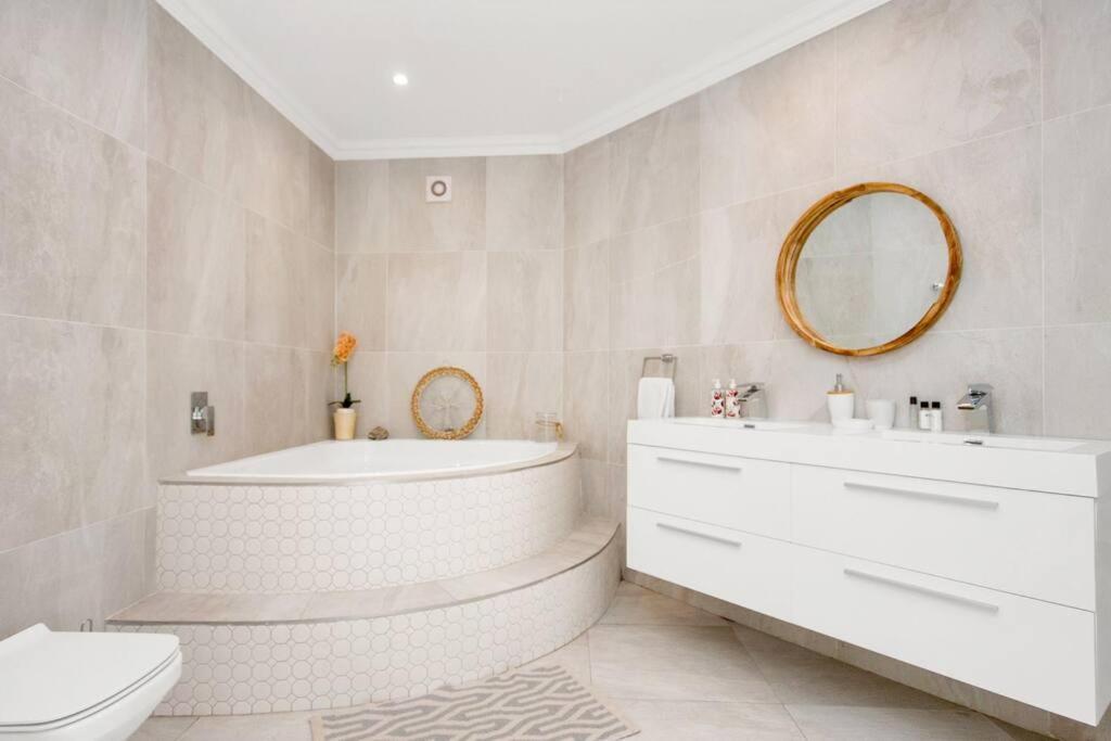 Villa Camps Bay With Impeccable Views! *