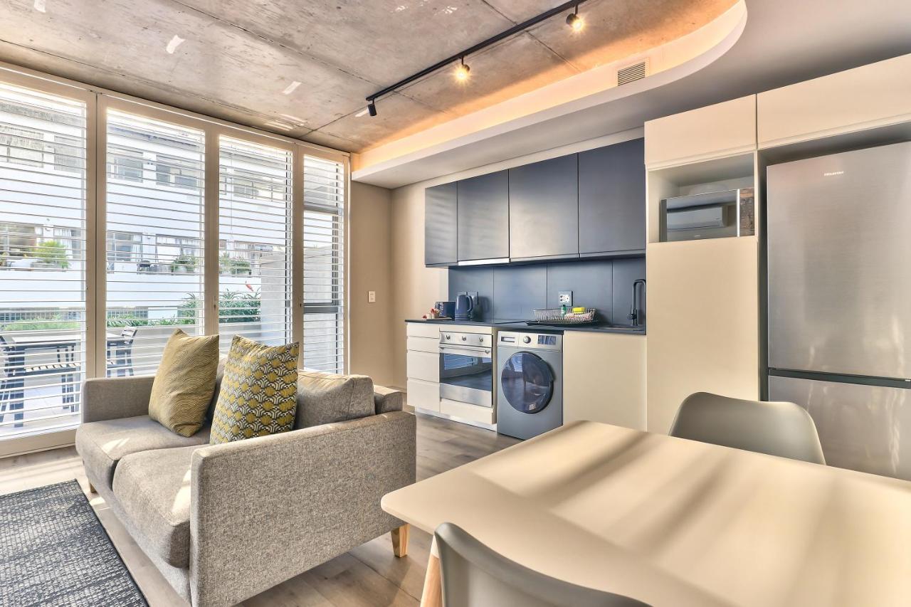 One Bedroom With Balcony And Views Apartment *