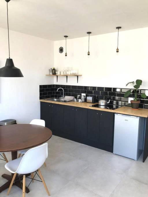 Open Plan Fast Wi-fi Restaurants & Bars Apartment
