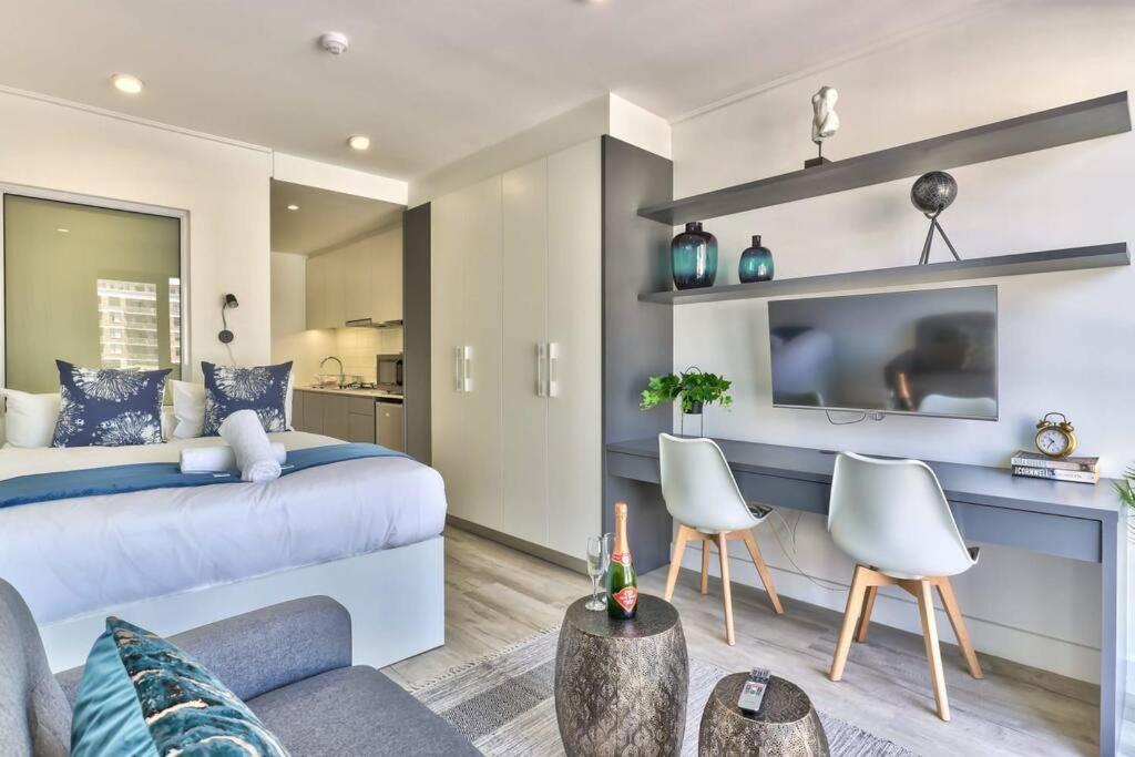 Arty Modern Design With Balcony And Pool Apartment *