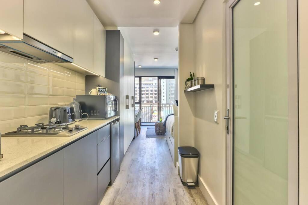 Arty Modern Design With Balcony And Pool Apartment *