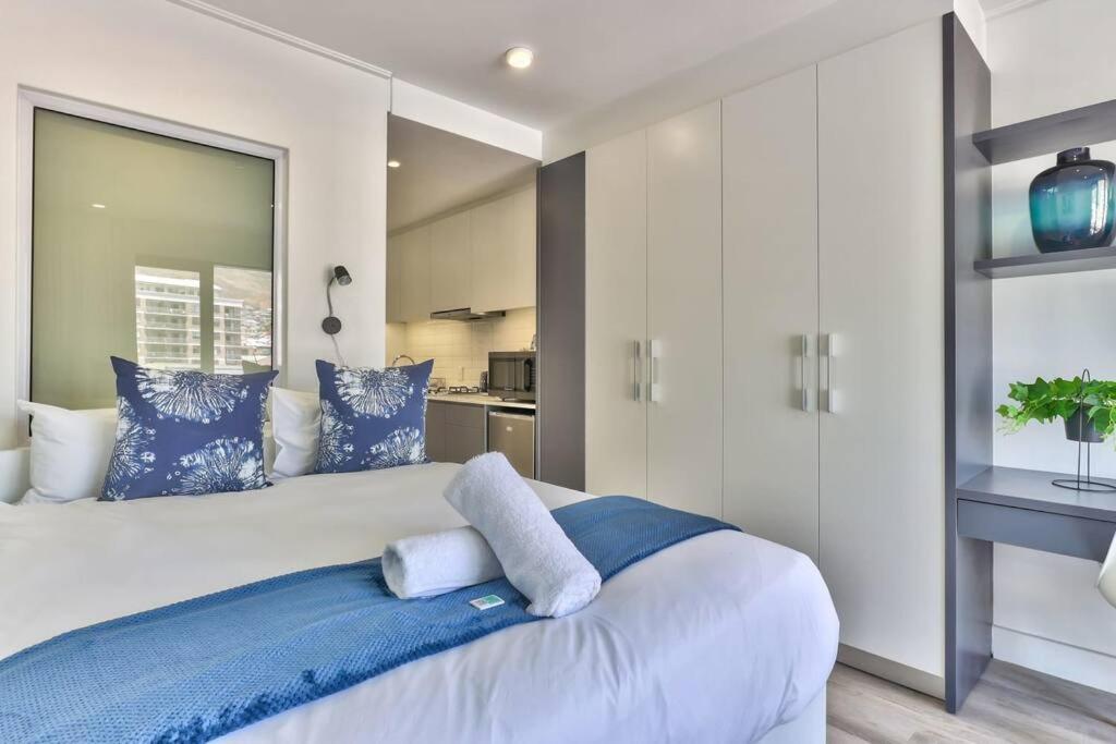 Arty Modern Design With Balcony And Pool Apartment Cape Town