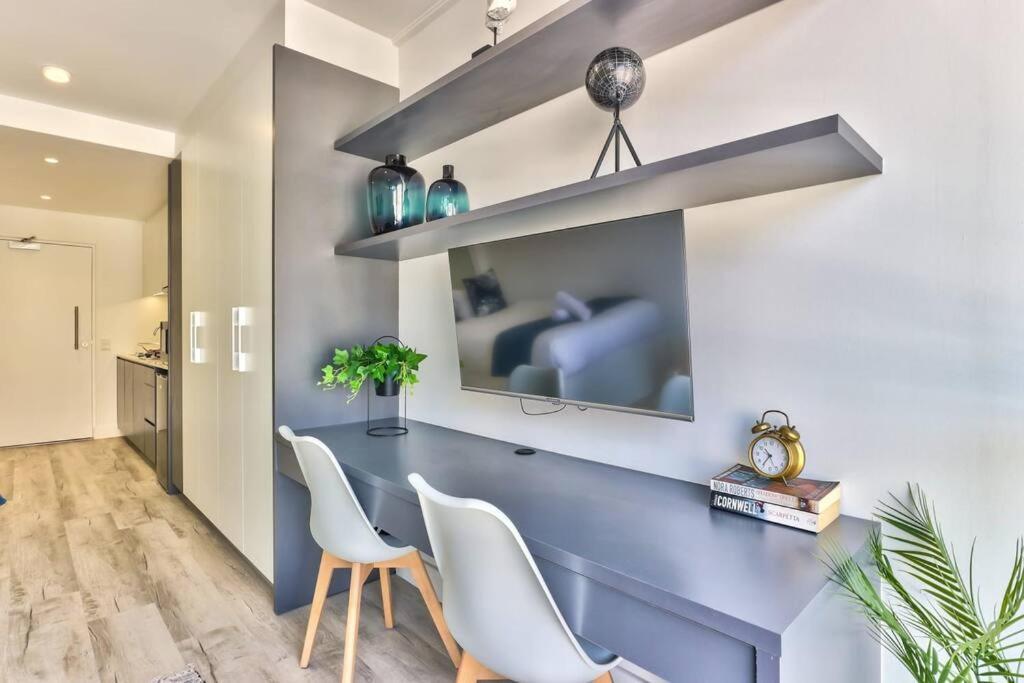 Arty Modern Design With Balcony And Pool * Cape Town