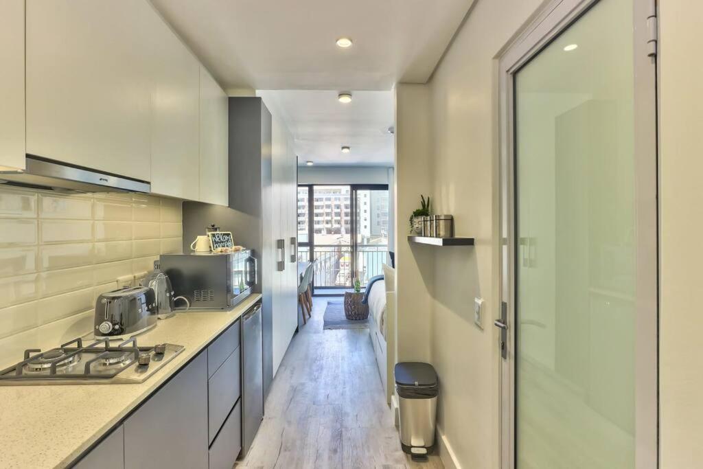 Apartment Arty Modern Design With Balcony And Pool