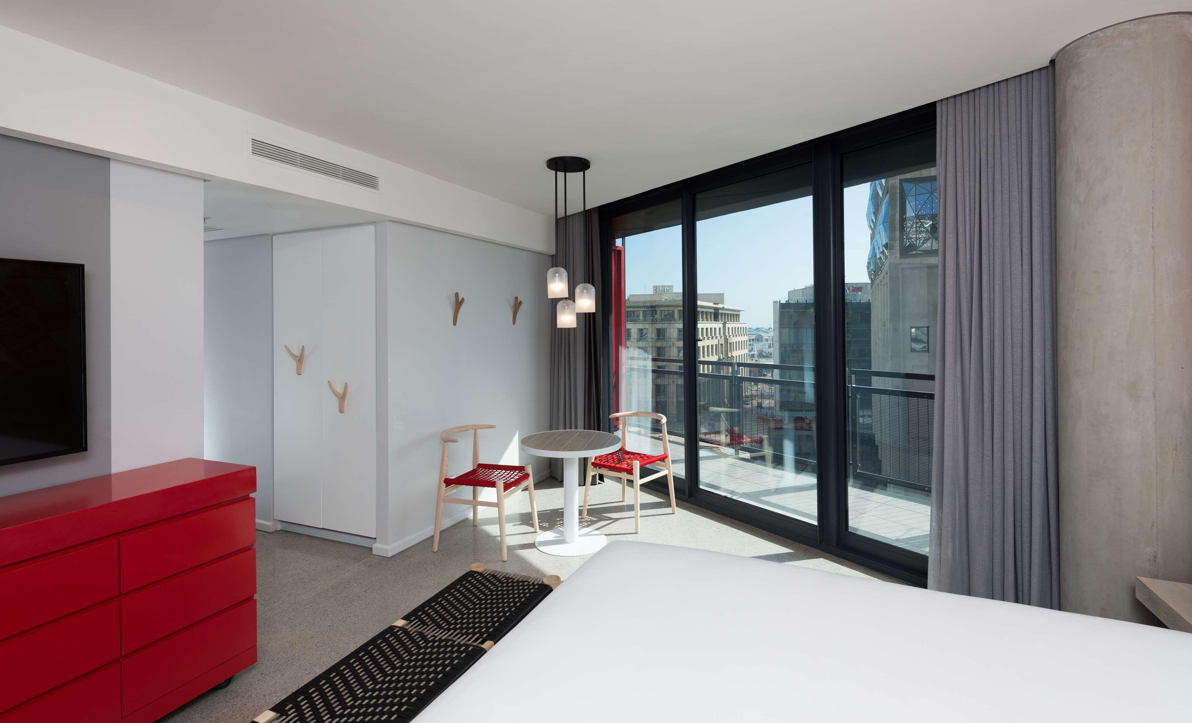 Radisson Red V&a Waterfront Hotel