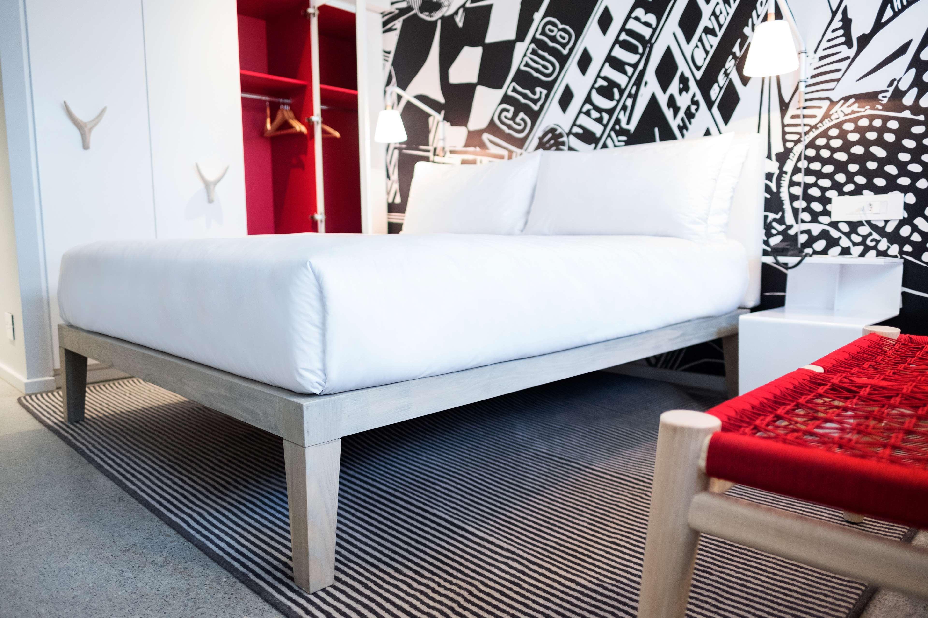 Radisson Red V&a Waterfront Hotel