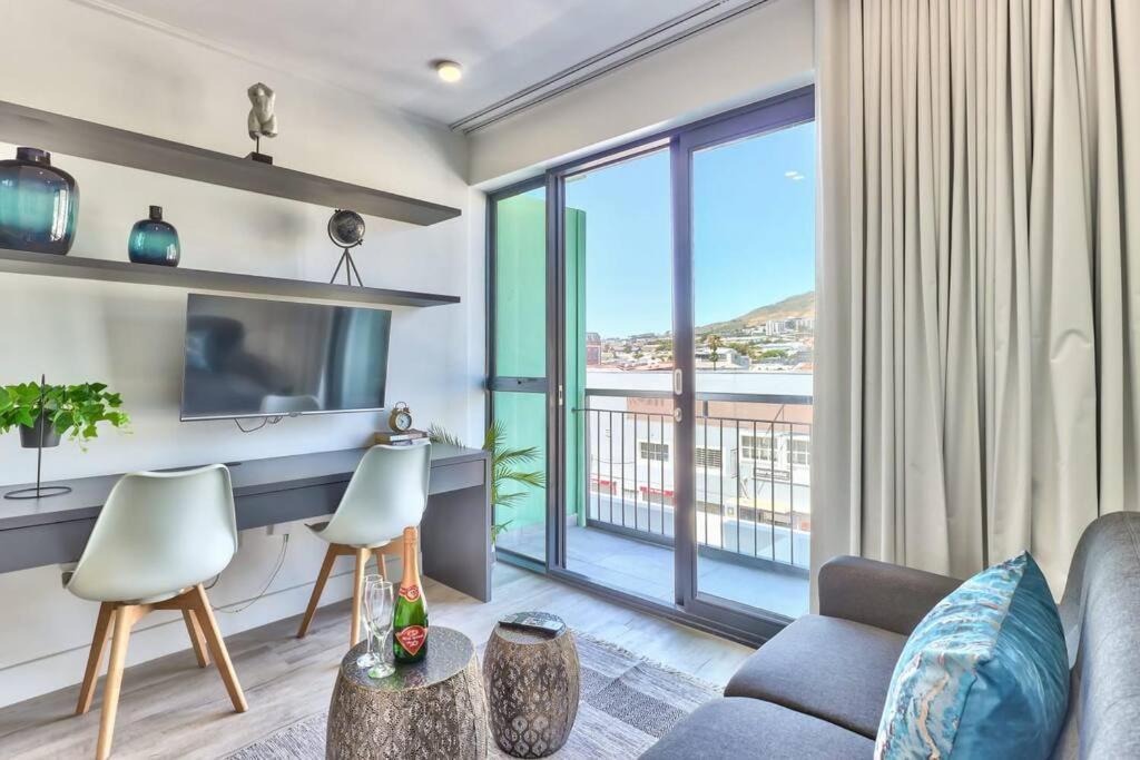 Apartment Arty Modern Design With Balcony And Pool