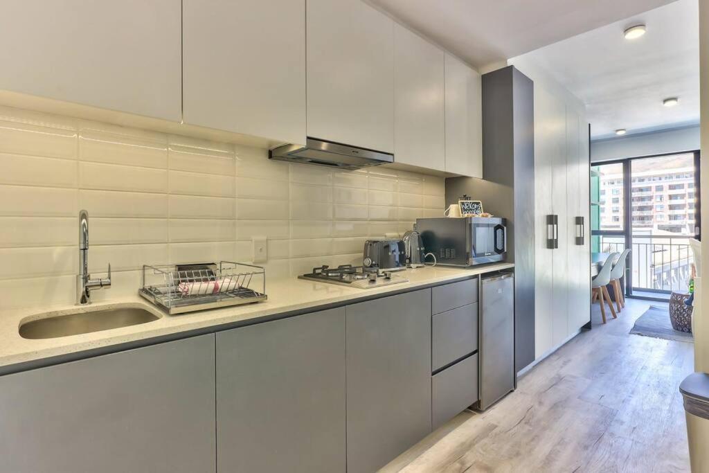 Apartment Arty Modern Design With Balcony And Pool Cape Town