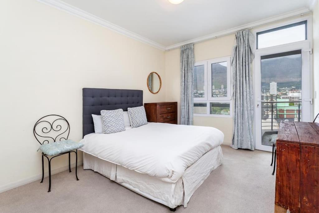 Cosy 2-bedroom With Table Mountain Views