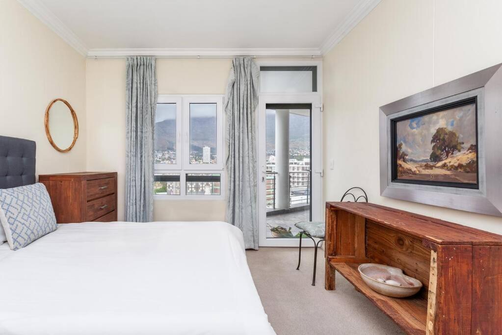 Cosy 2-bedroom With Table Mountain Views Apartment *