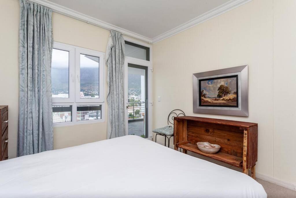 Cosy 2-bedroom With Table Mountain Views Apartment Cape Town