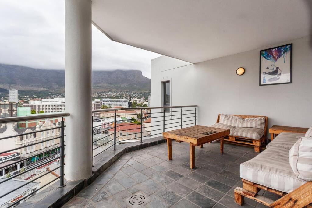 Cosy 2-bedroom With Table Mountain Views Apartment *