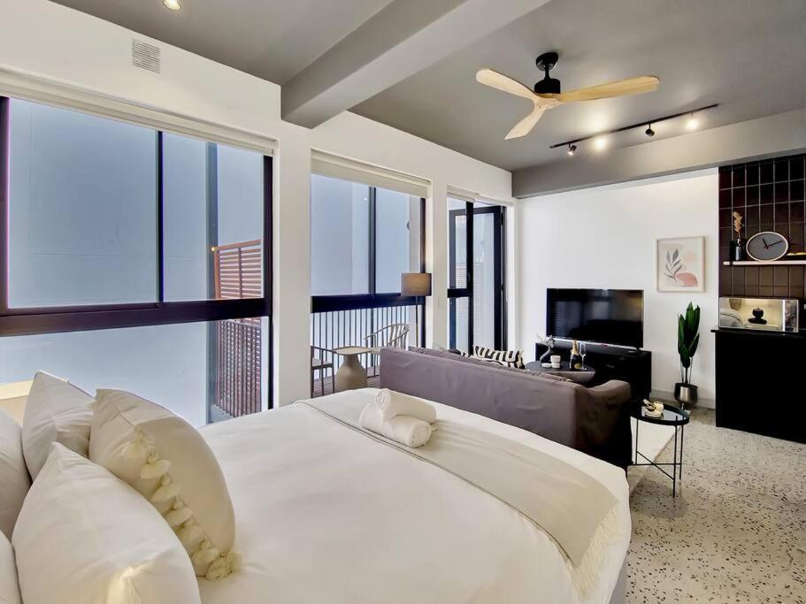 Brand New, Luxury, Wifi, Pool With 24hr Security * Cape Town