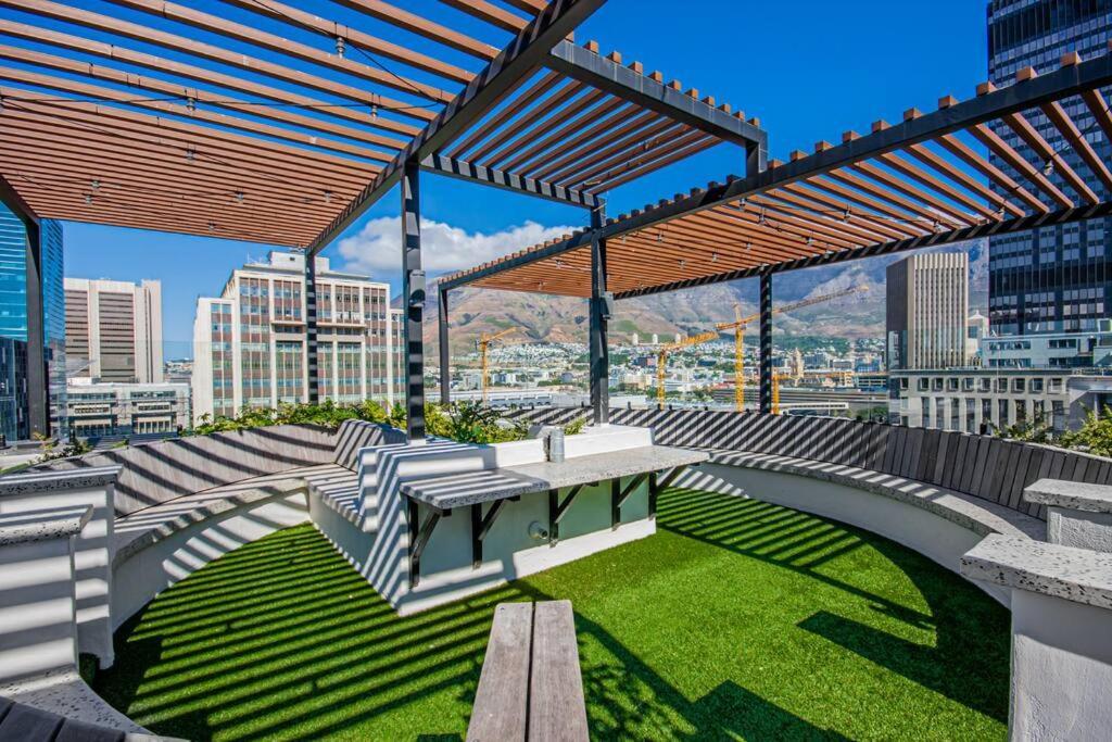 Brand New, Luxury, Wifi, Pool With 24hr Security *