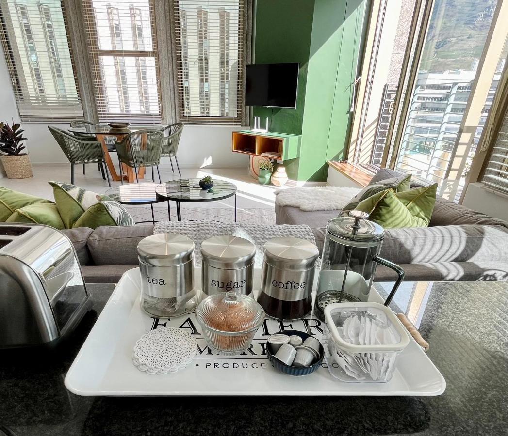 #1103 Cartwright - Oasis On Adderley