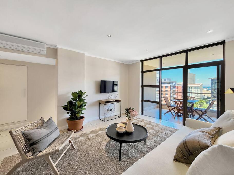 Apartment Stunning Central Modern Living Fast Wi-fi Parking Cape Town