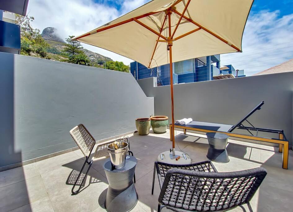 Sunny, Bright,modern Heart Of Lions Head Slopes