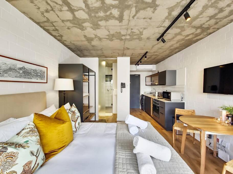 Sunny, Bright,modern Heart Of Lions Head Slopes Apartment Cape Town