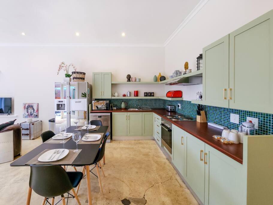 Trendy In Heart Of Heritage, Mtn Views Holiday home